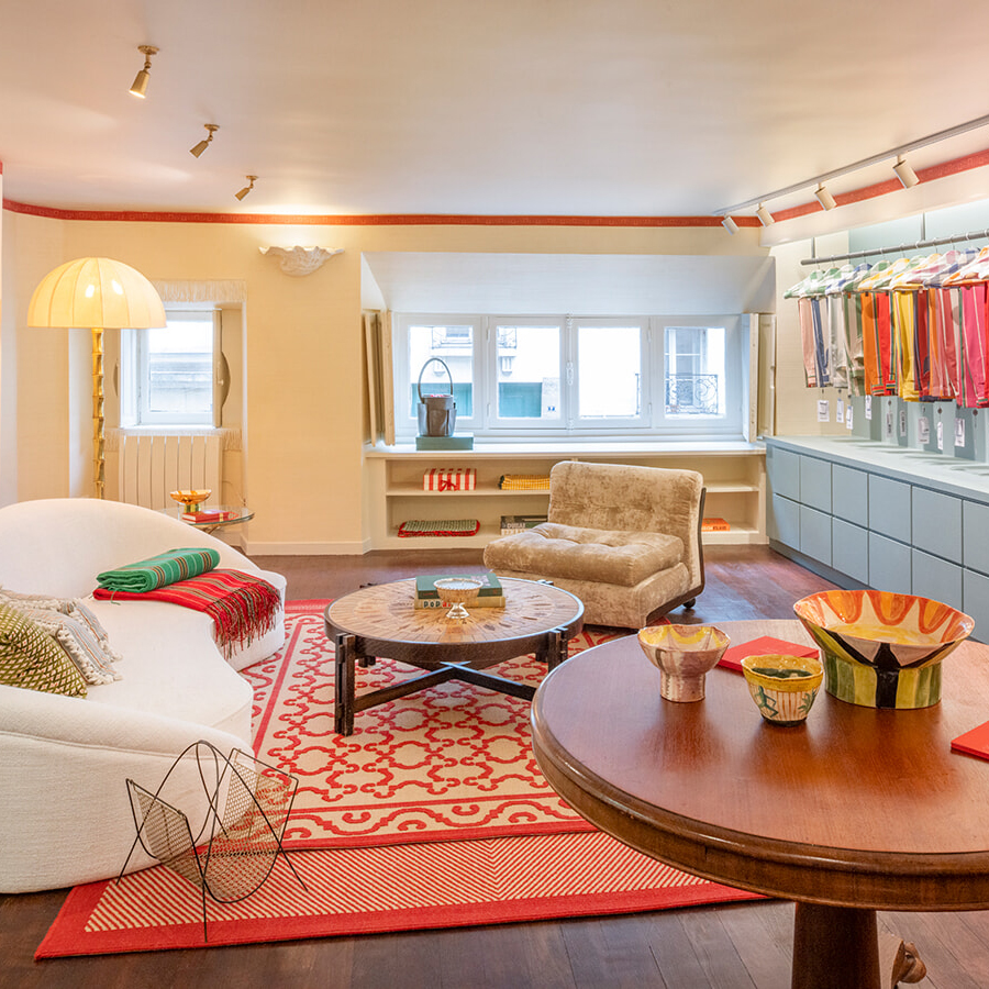 フレンチアイテムをゲットして！ 個性的でレトロなデザインが、シンプルな装いを昇華。