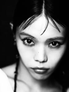 アイナ・ジ・エンド、コケティッシュな魅力が齊藤工に贈るメッセージ。