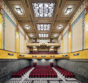 知る人ぞ知る観光スポット。歴史的装飾に包まれて、唯一無二の劇場体験を。