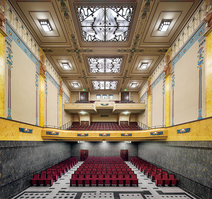 知る人ぞ知る観光スポット。歴史的装飾に包まれて、唯一無二の劇場体験を。