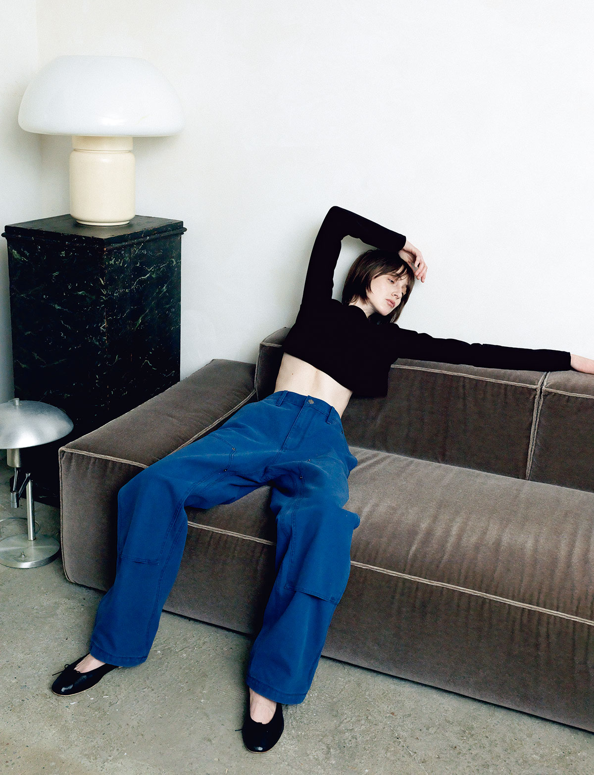 オーラリーのTシャツとGapのパンツをモデルがクールに着こなす