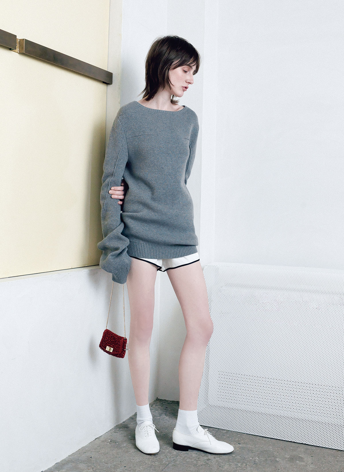ニットとショートパンツにソックスをモデルが着用