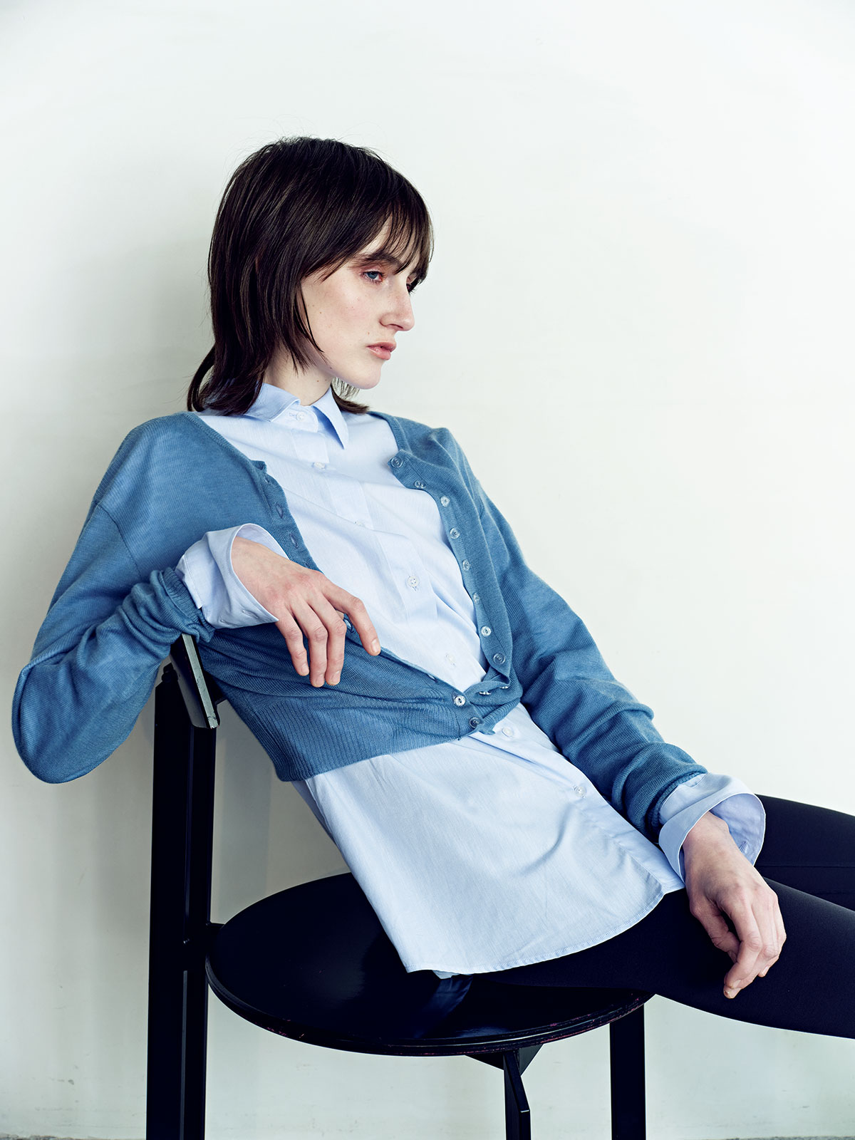 シャツとカーディガンのレイヤードスタイル