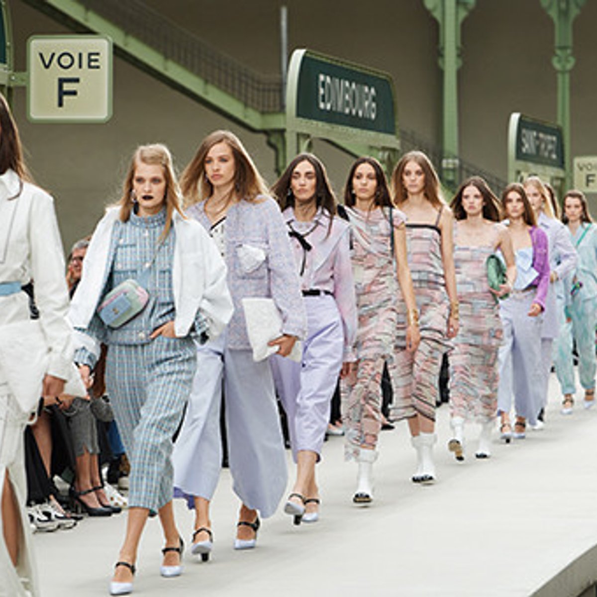 シャネルのキーワード24 ランウェイに花開くカメリア。