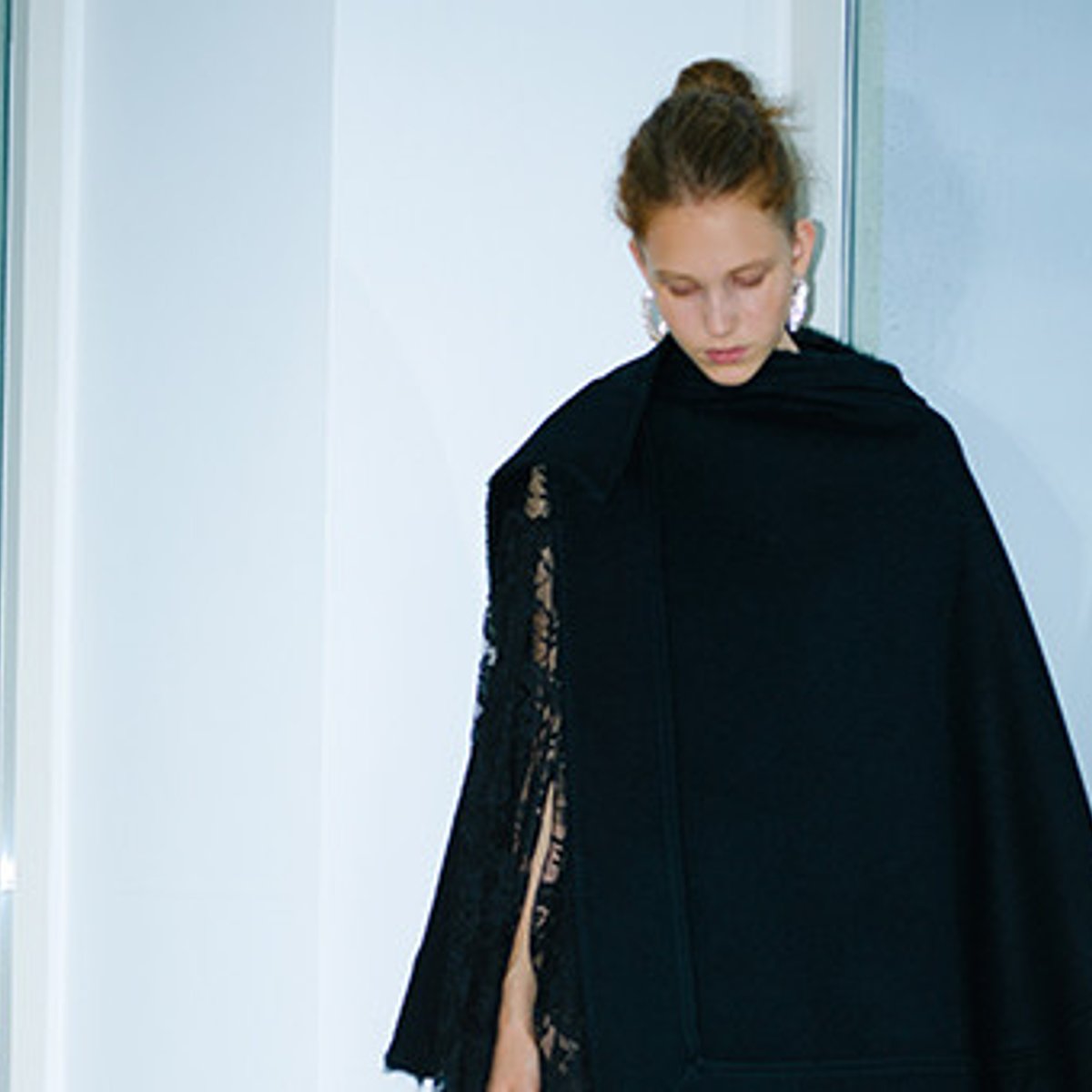 秋のはじめに纏いたい、新顔ケープ。