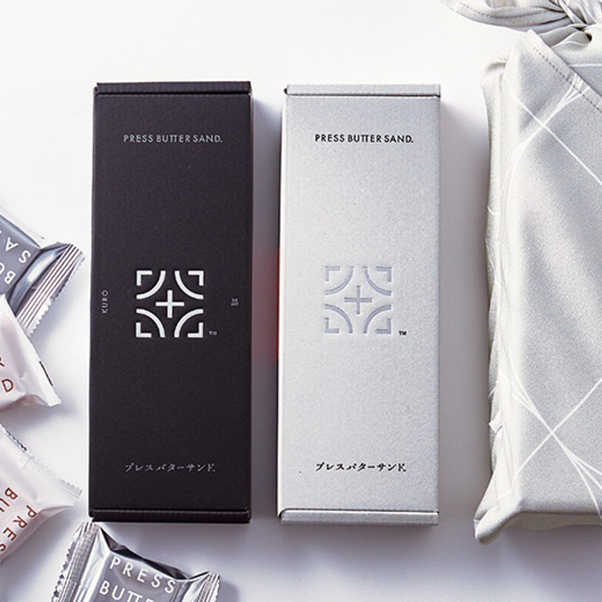 モダン柄の風呂敷で、プレスバターサンドを包んで。