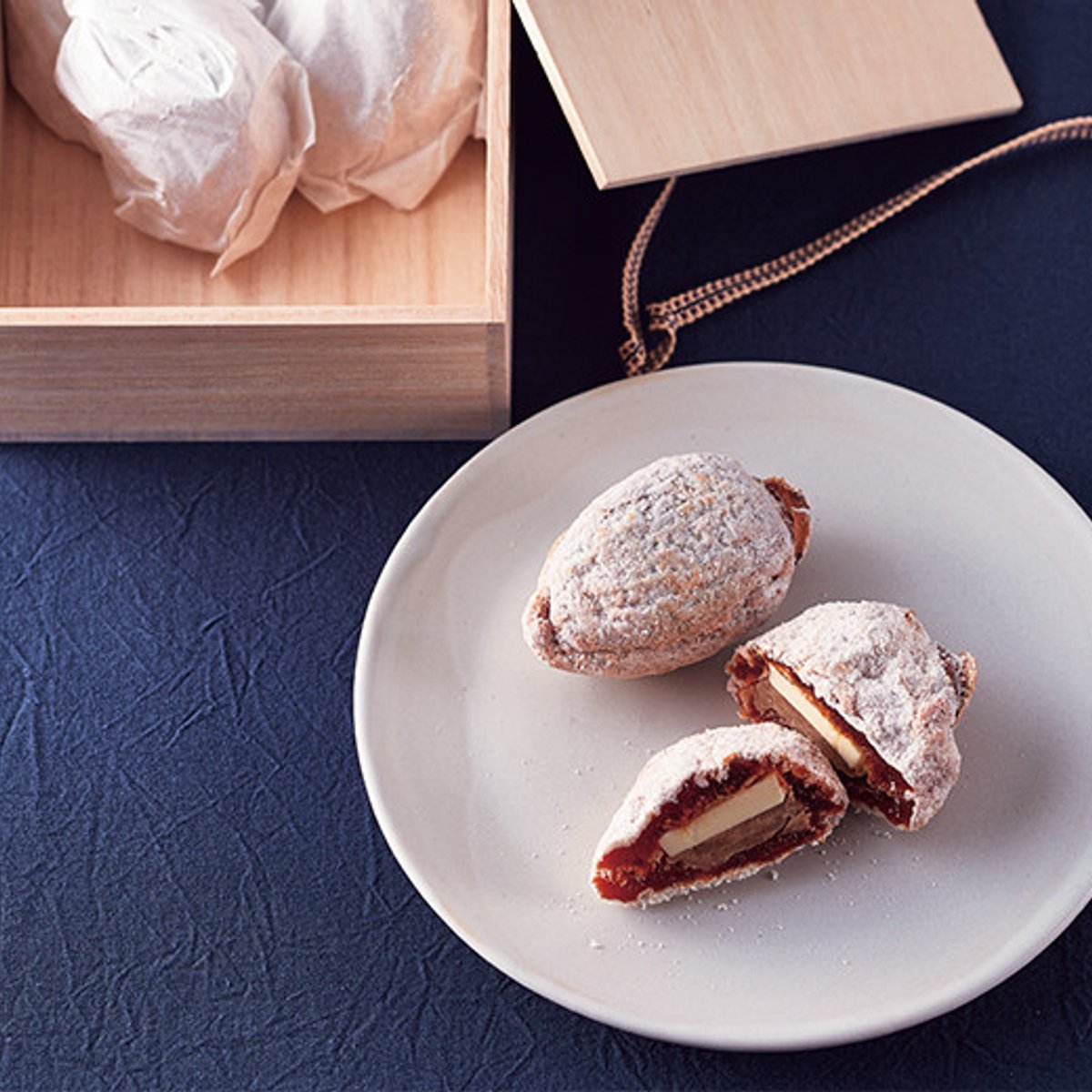 干し柿、白餡、バター、意外性のあるベストマッチ。