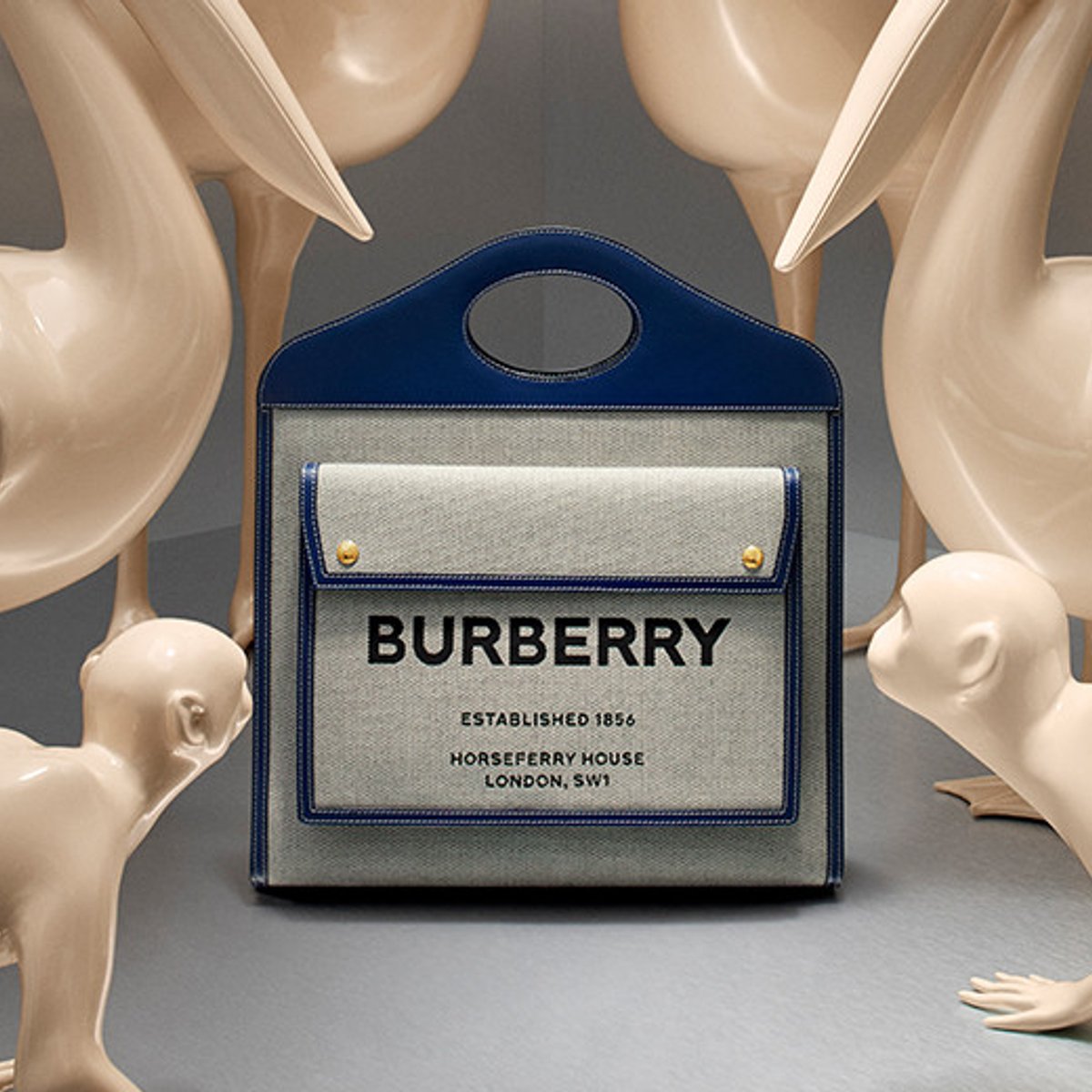 着こなしが変わる！ バーバリーの「ポケットバッグ」。