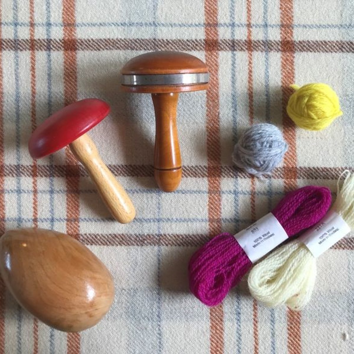 穴が開いても捨てないで！　英国流ダーニングでお直しを。