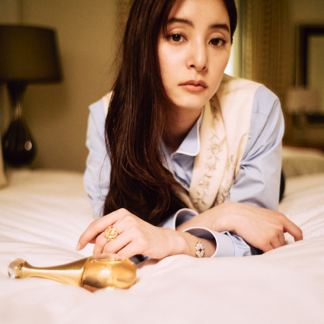 新木優子、ジャドールの香りとLAの陽光のなかで。