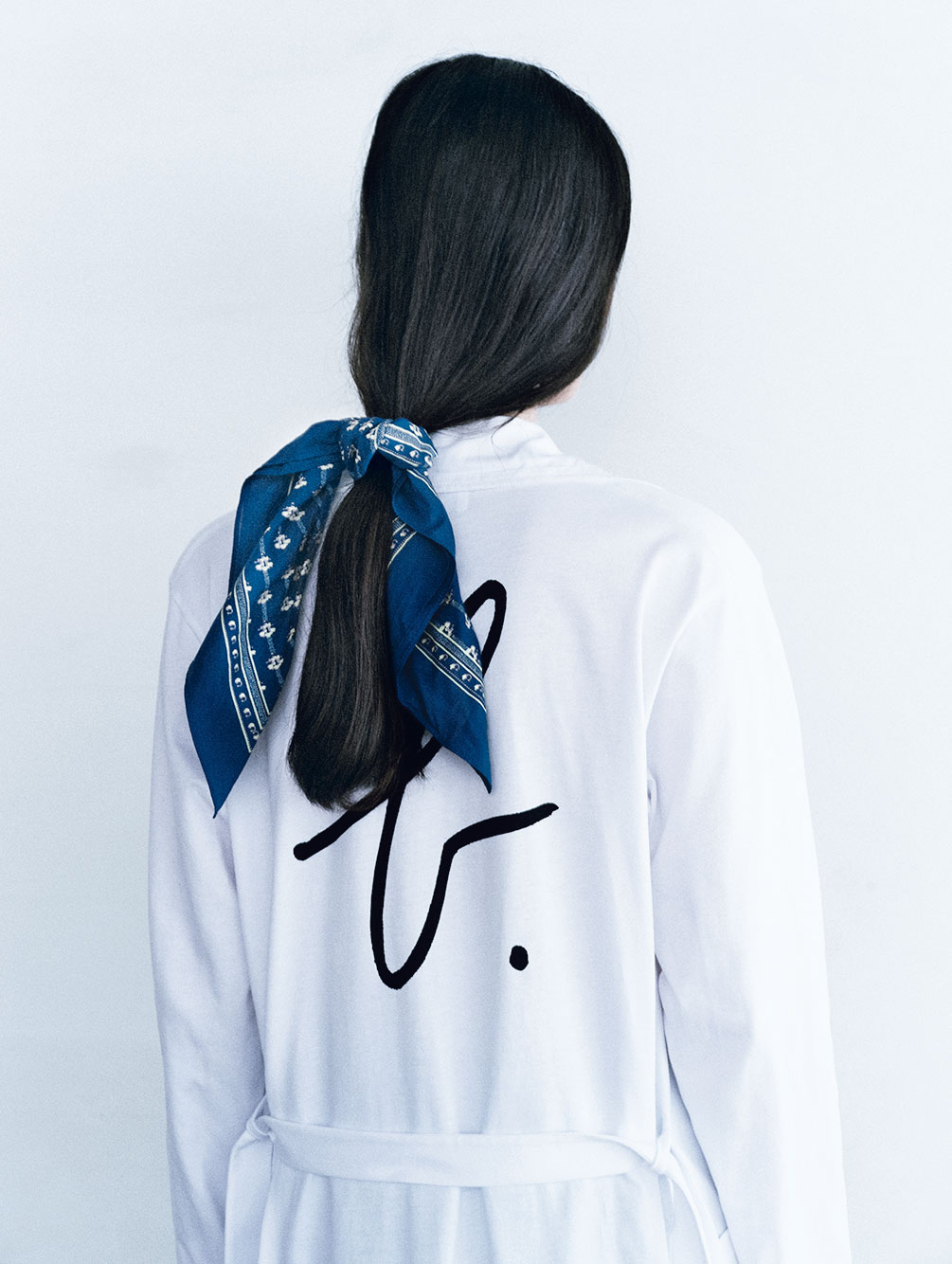 スカーフを髪に飾る