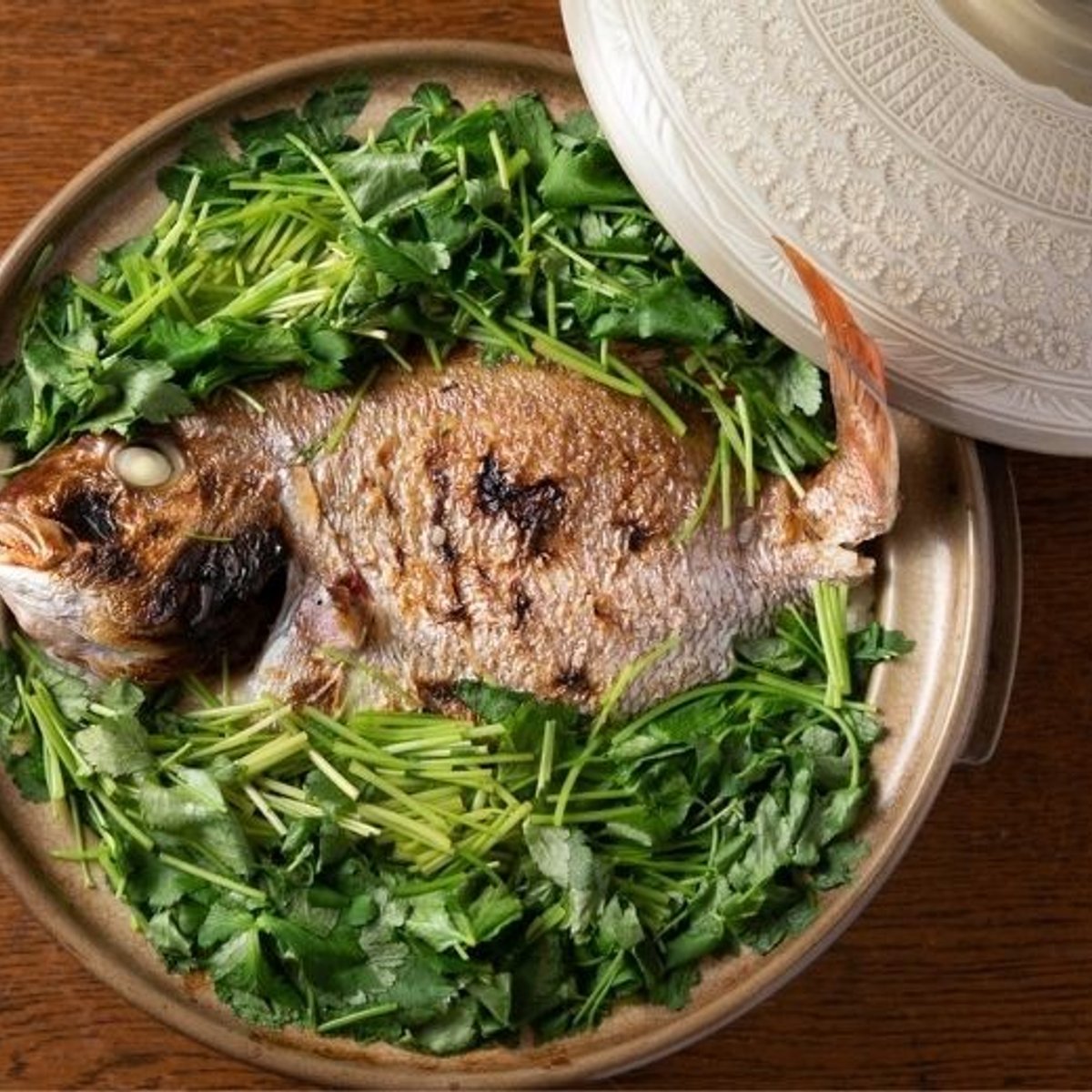 華やかな宴席にふさわしい、春を祝う鯛めし。