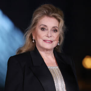 カトリーヌ・ドヌーヴと孫娘、家族愛の瞬間。ふたり揃って公の場で視線を独占した理由は？