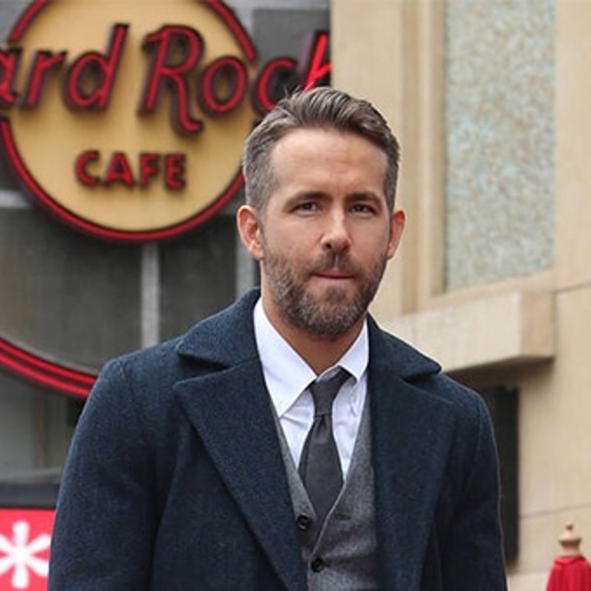 ライアン・レイノルズ、ゴールデン・グローブ賞でのキスが検索急上昇！