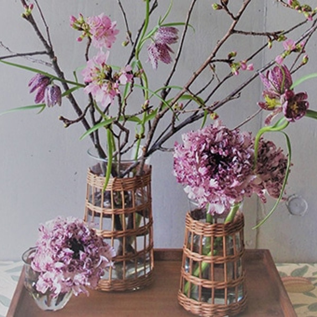 雅な枝に小鳥が遊ぶ、桜の花あしらい