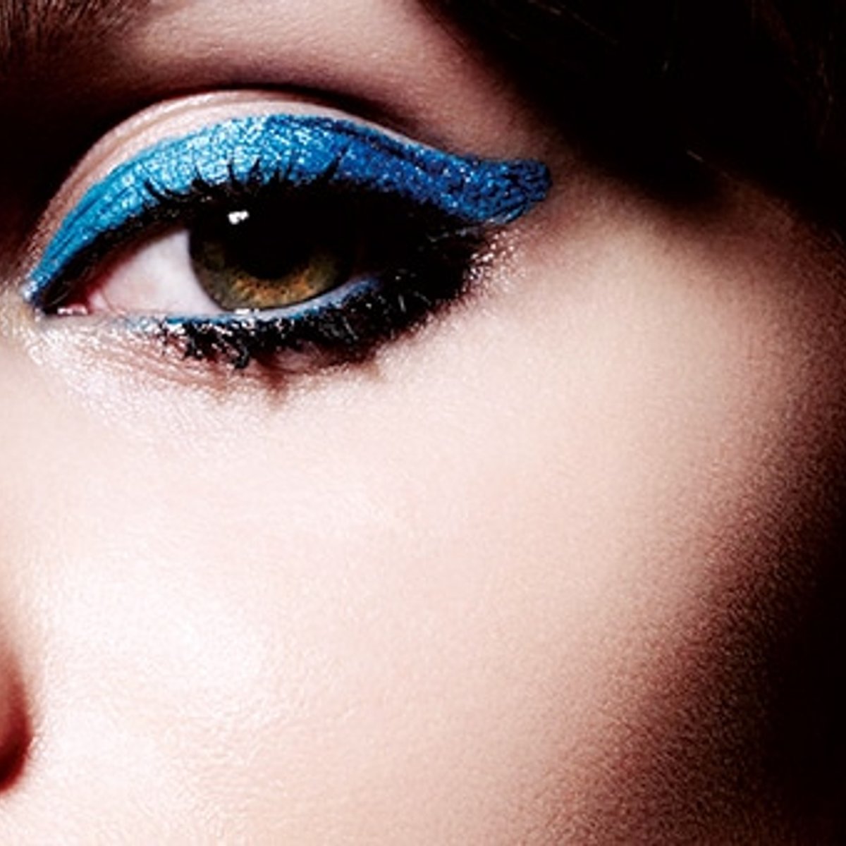 深海のようなブルーで彩る、涼しげでクールな目元。