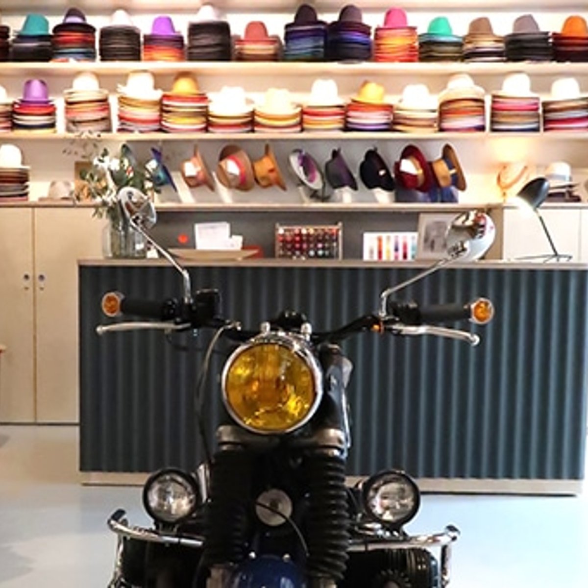 夏、17区の不思議なブティックで帽子のセミオーダーを。