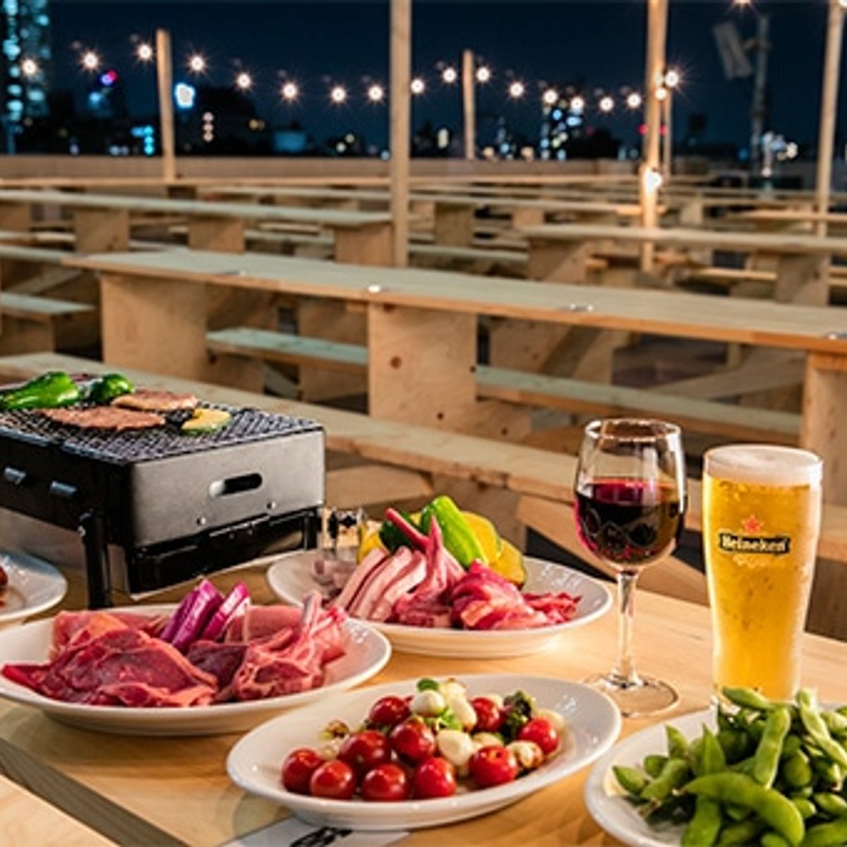 夜景を一望できる屋上で、DIYバーベキュー体験を。