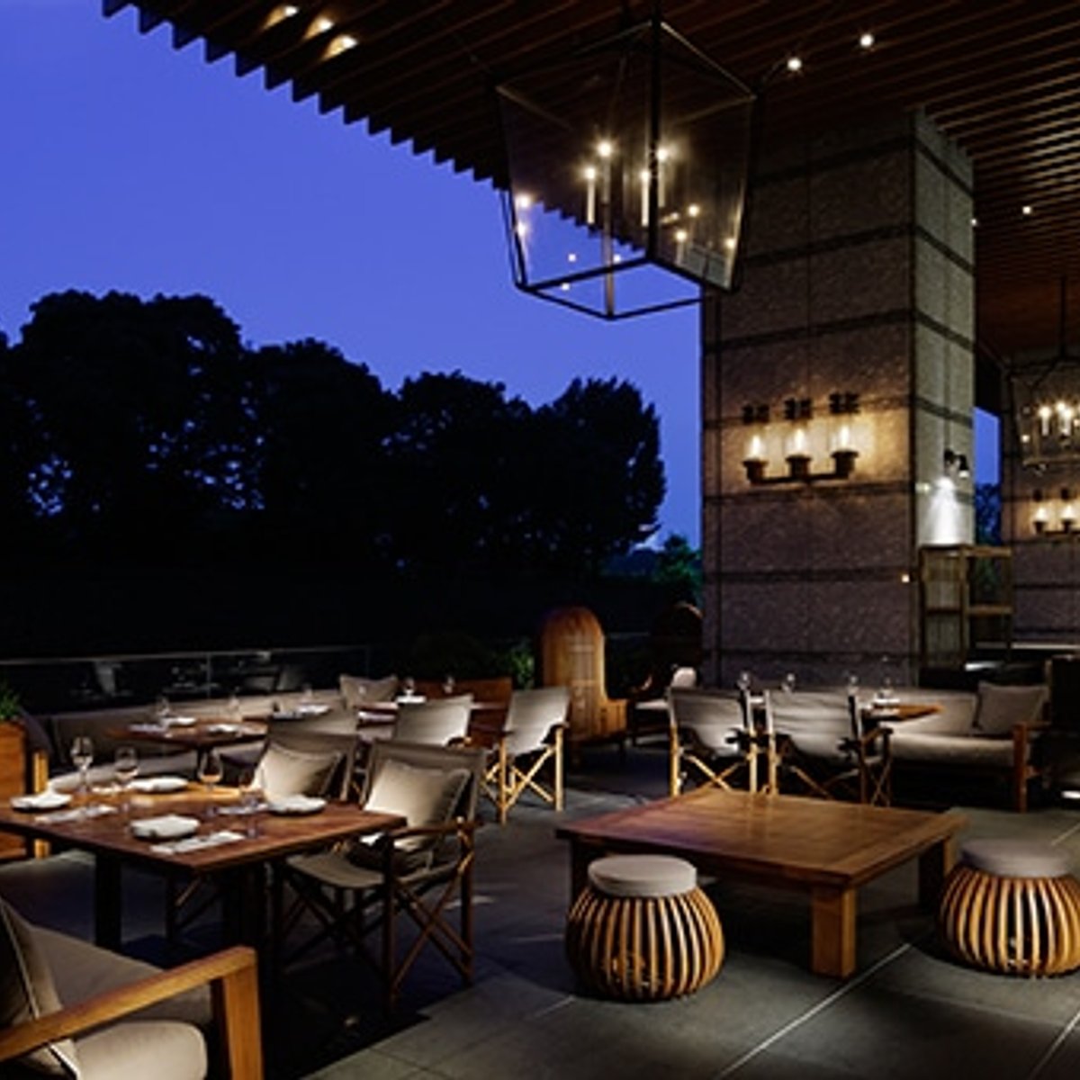 パレスホテル東京のテラスで、友人と夏の夕涼みに一杯。