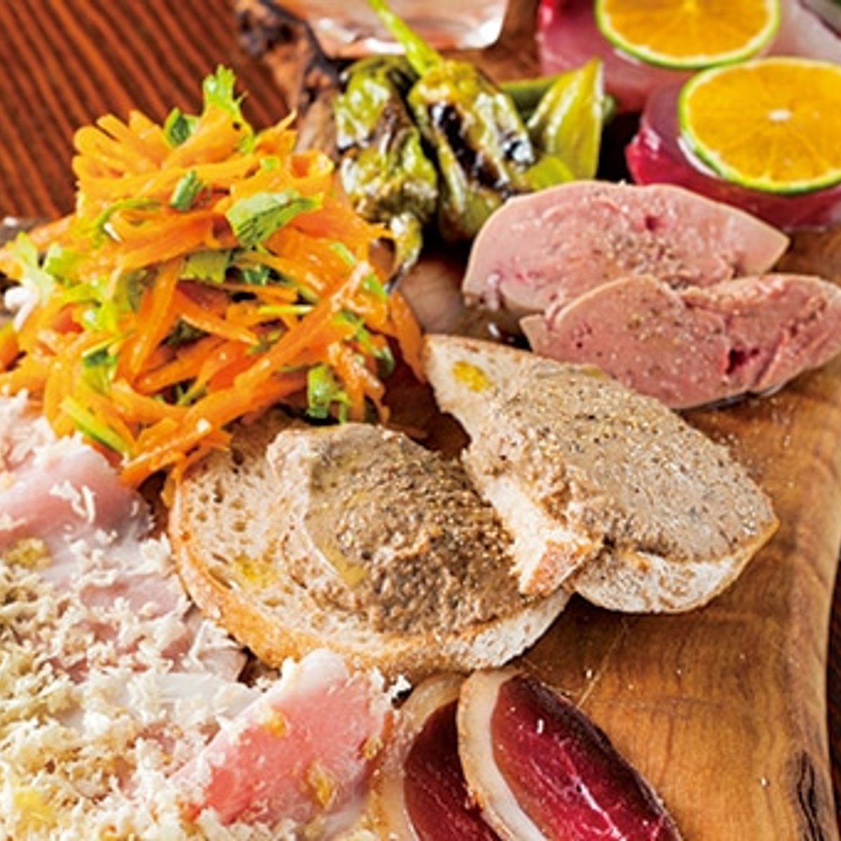 イタリアワイン酒場で、ほっと寛ぐ深夜のひとときを。