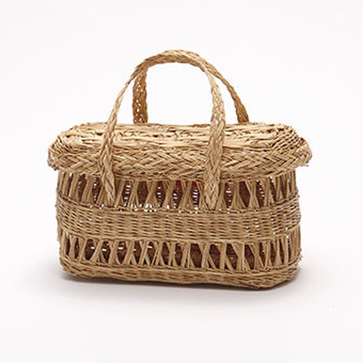 カゴバッグの魅力をスタイリスト小嶋智子が語ります。