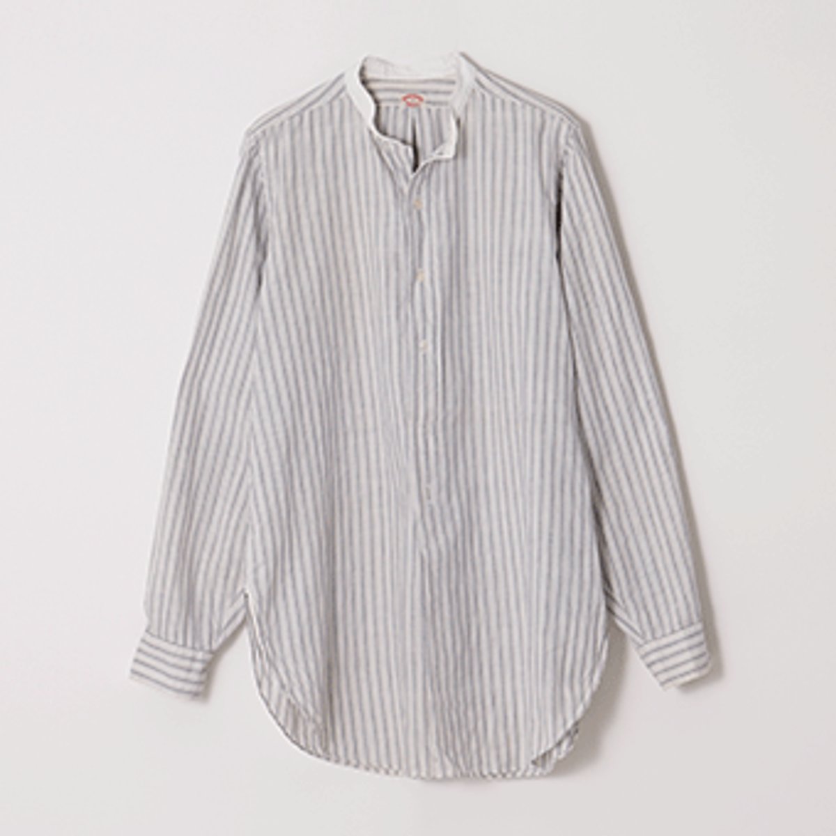 ショップオーナー安藤小葉のメンズシャツの着こなし。