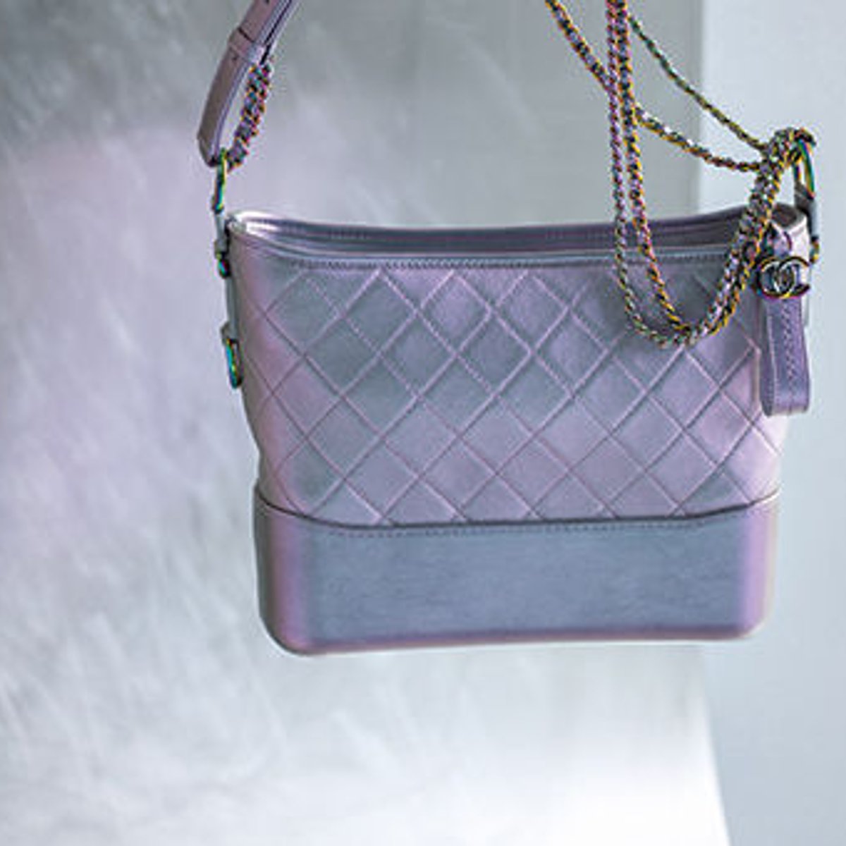 実用性と女性らしさを併せ持つ、シャネルの新作バッグ。