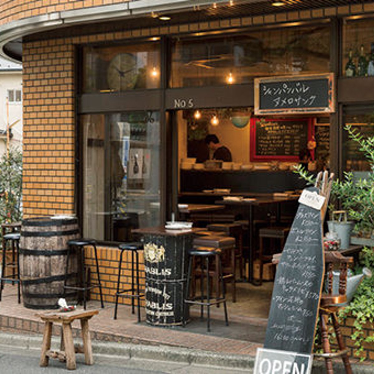 シャンパンを気軽に楽しめる、神楽坂のバル。