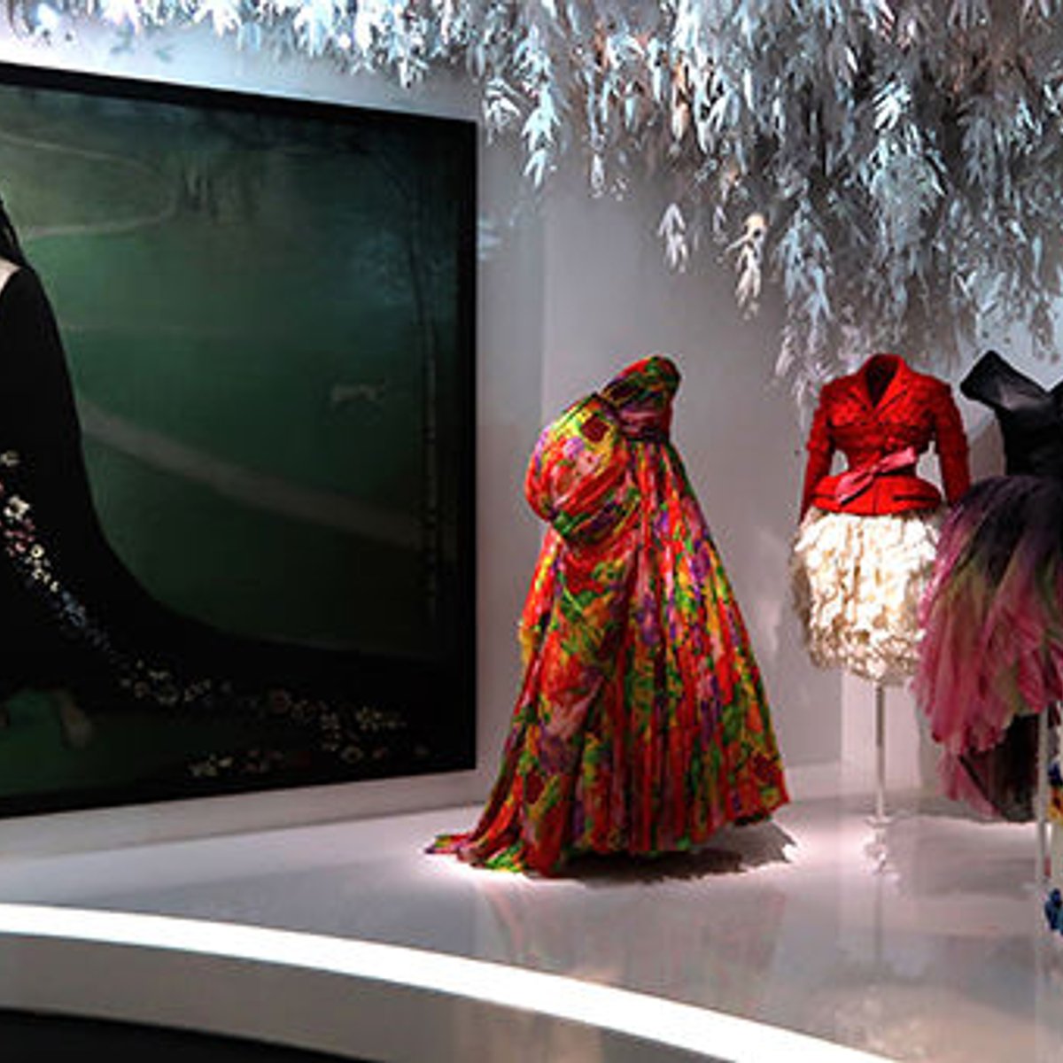 ディオール展で知る、後継者たちが紡ぐ美しいテーマ。