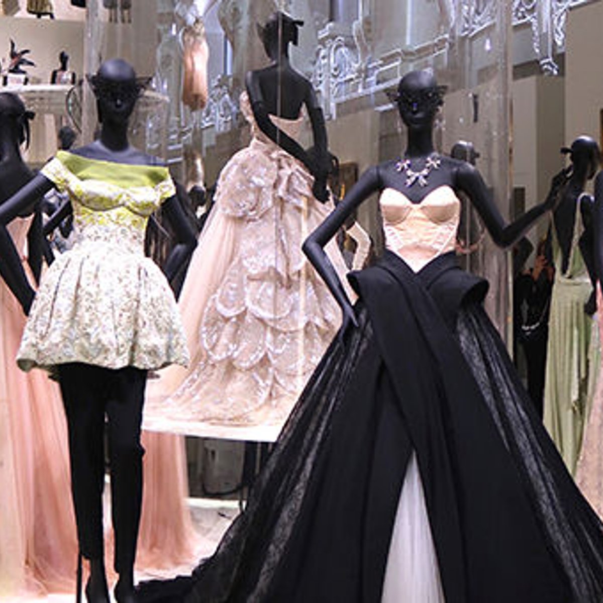 ディオール展、最後はヴェルサイユ宮殿の舞踏会。