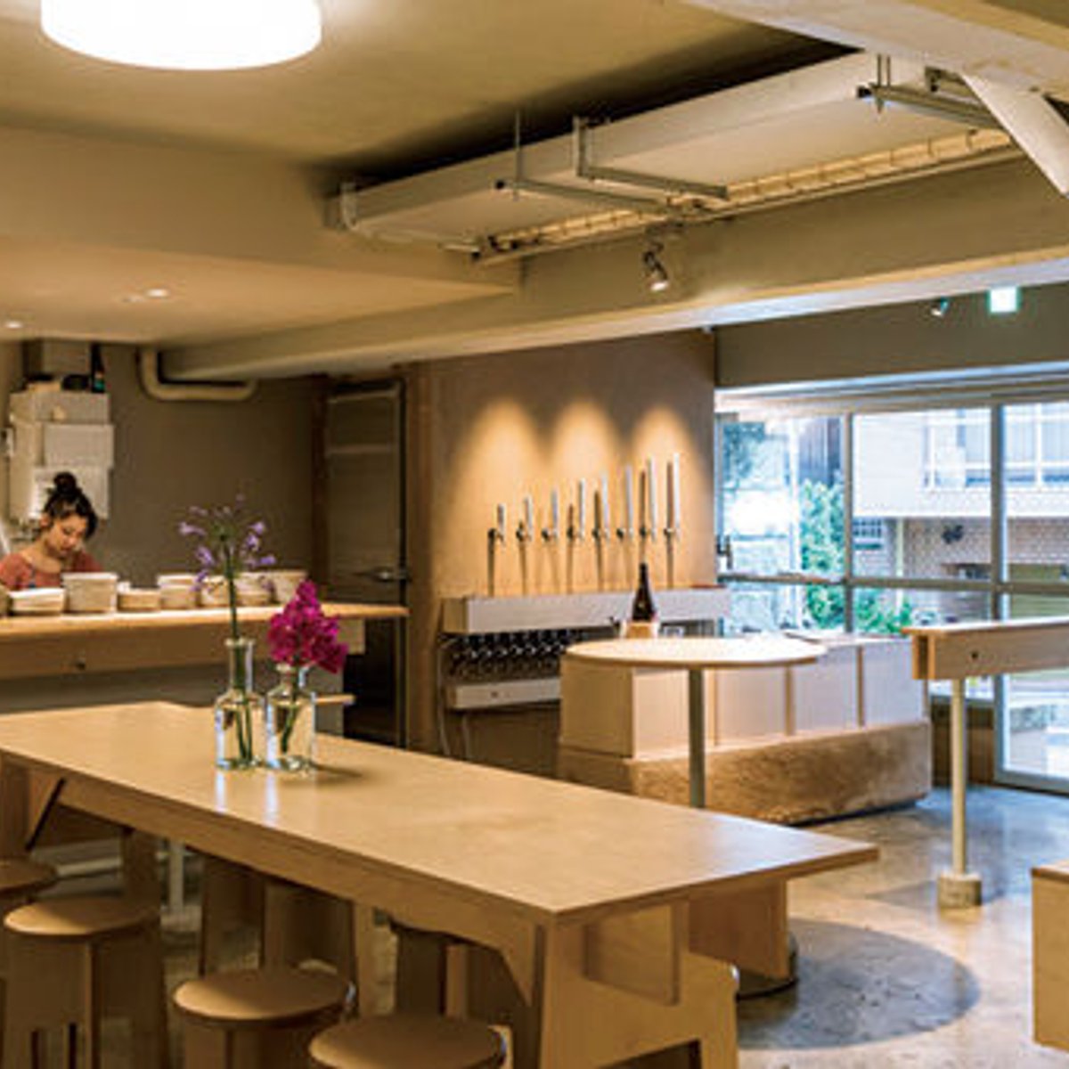 ラフなバルスタイルの店で、国産ビールと日本酒を満喫。