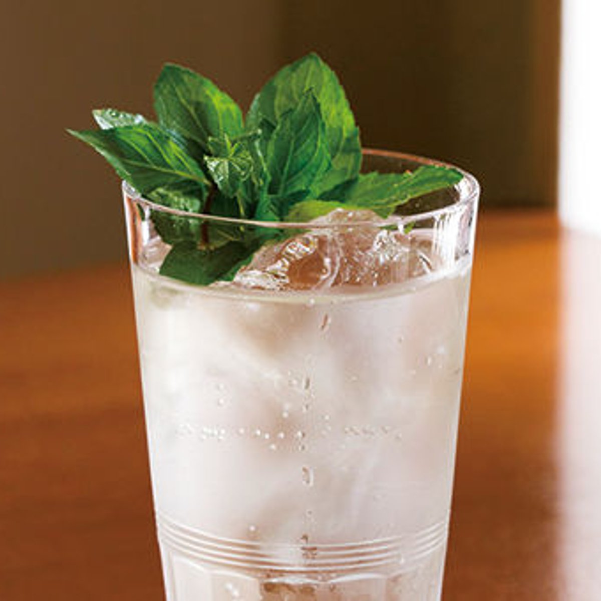 優しい光が差し込む時間から、珠玉のカクテルを味わう。