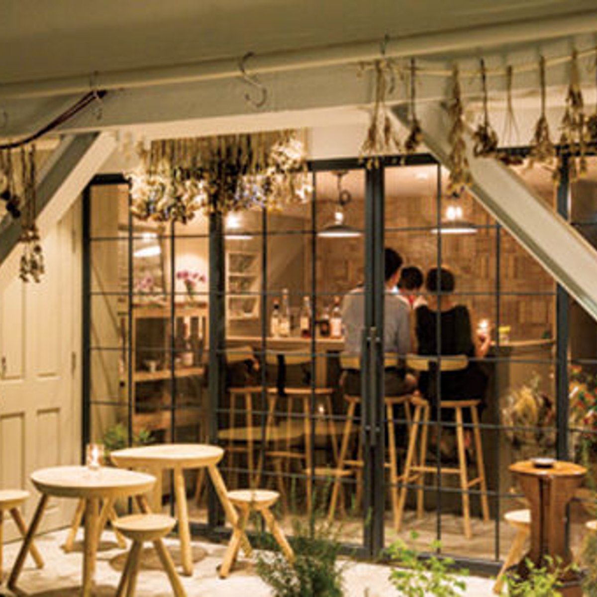 人気フレンチが手がけるバーで、スイーツと洋酒を。