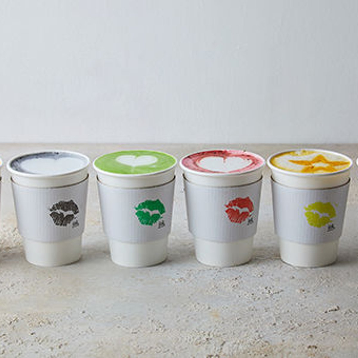 代官山の真っ白なカフェで、カラフルなラテはいかが？