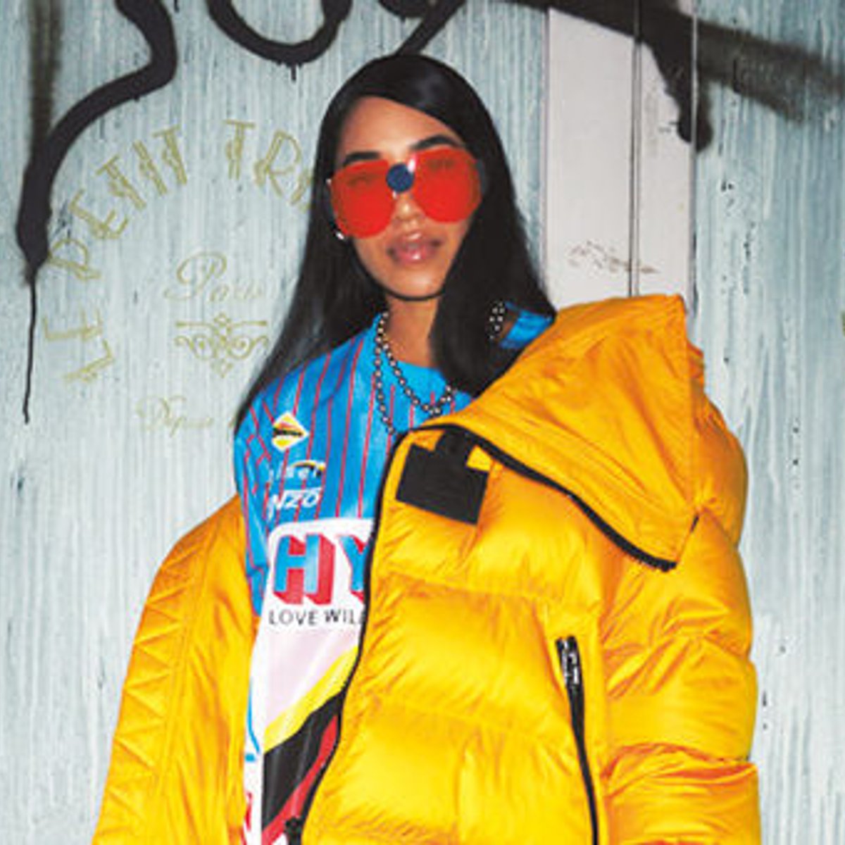 ミニマルなインナーでケンゾーのダウンを主役に。