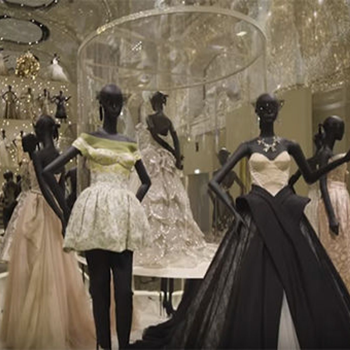 もうすぐ幕を閉じるディオール展を、動画でもう一度。