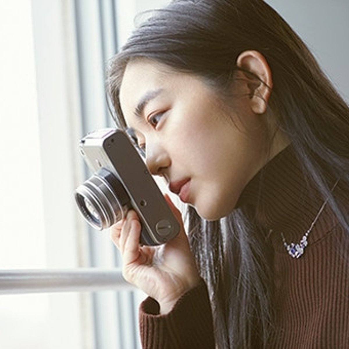 ティファニーのペーパーフラワーと若き写真家西村理佐。