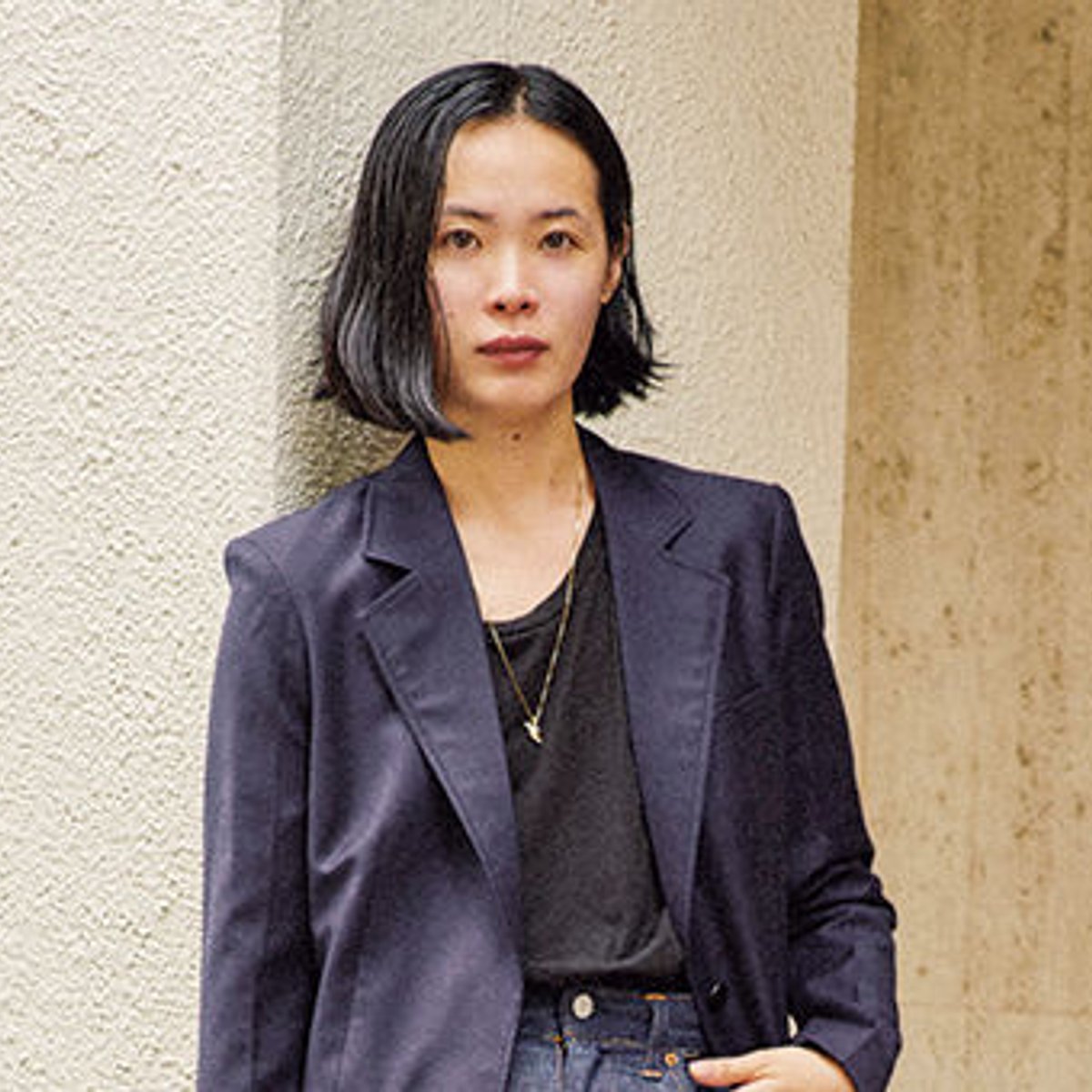 対極のアイテムを合わせる、清水奈緒美のスタイリング。