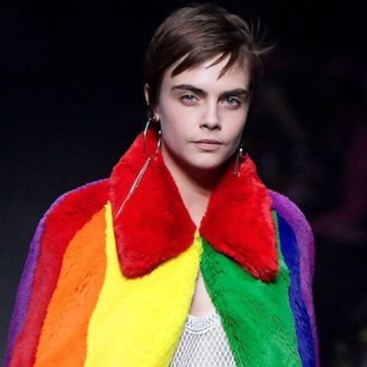 カーラ・デルヴィーニュ、ランウェイに復帰！