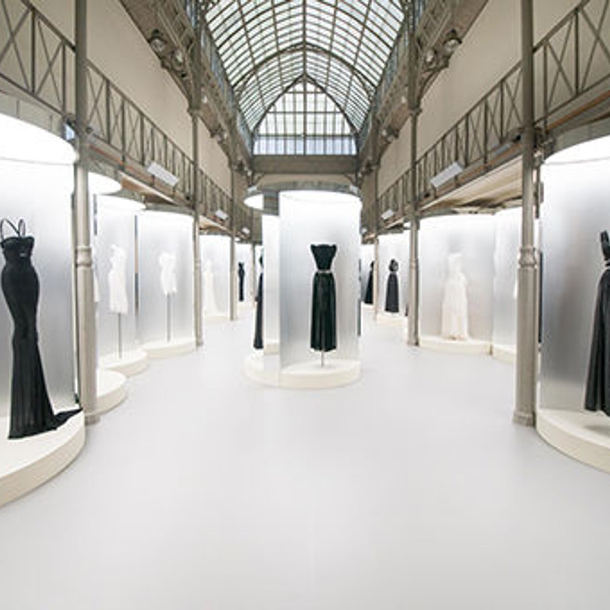 アライアよ、永遠なれ。回顧展、そしてブティックと香水と。