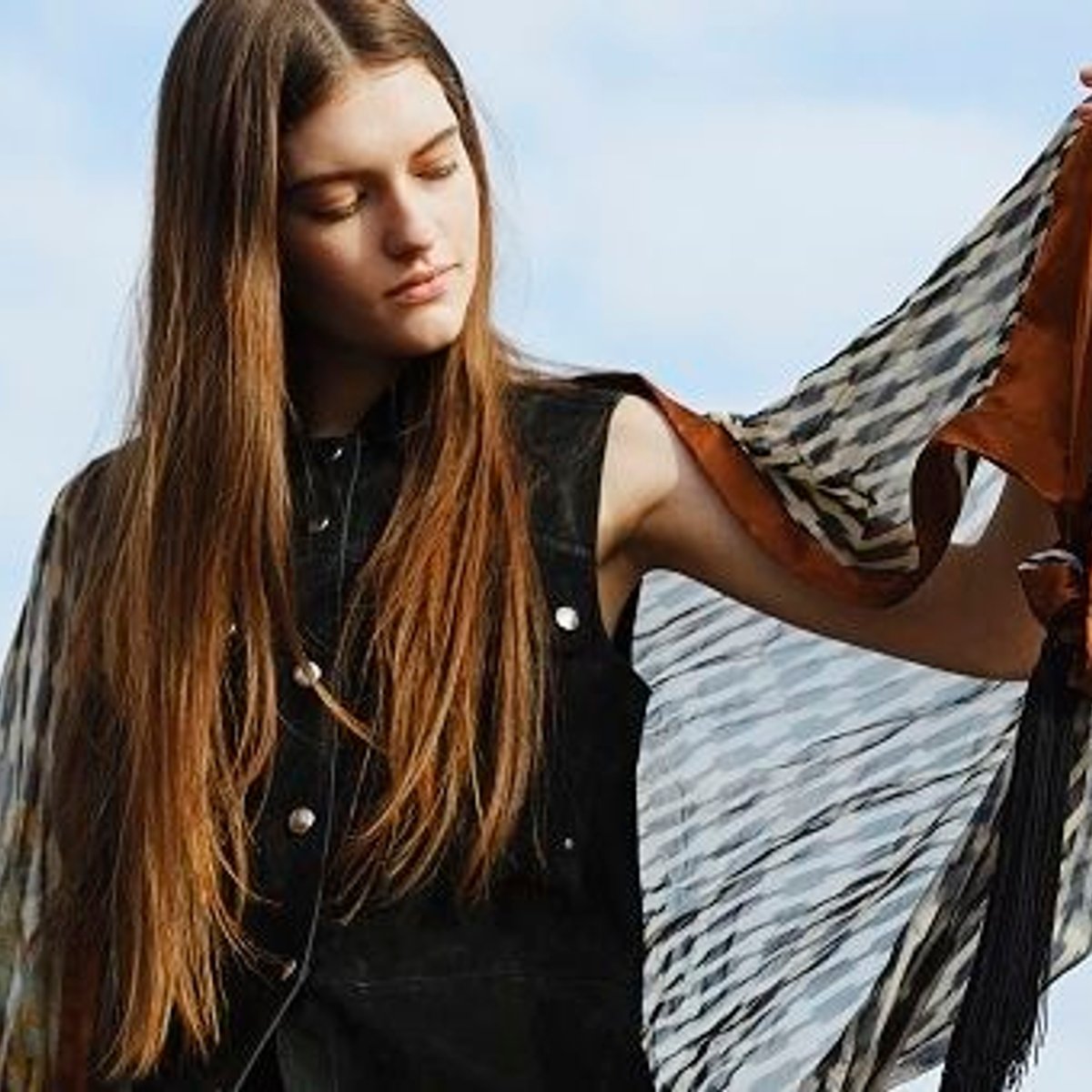 春に纏いたい、ビッグなスカーフの簡単アレンジ。