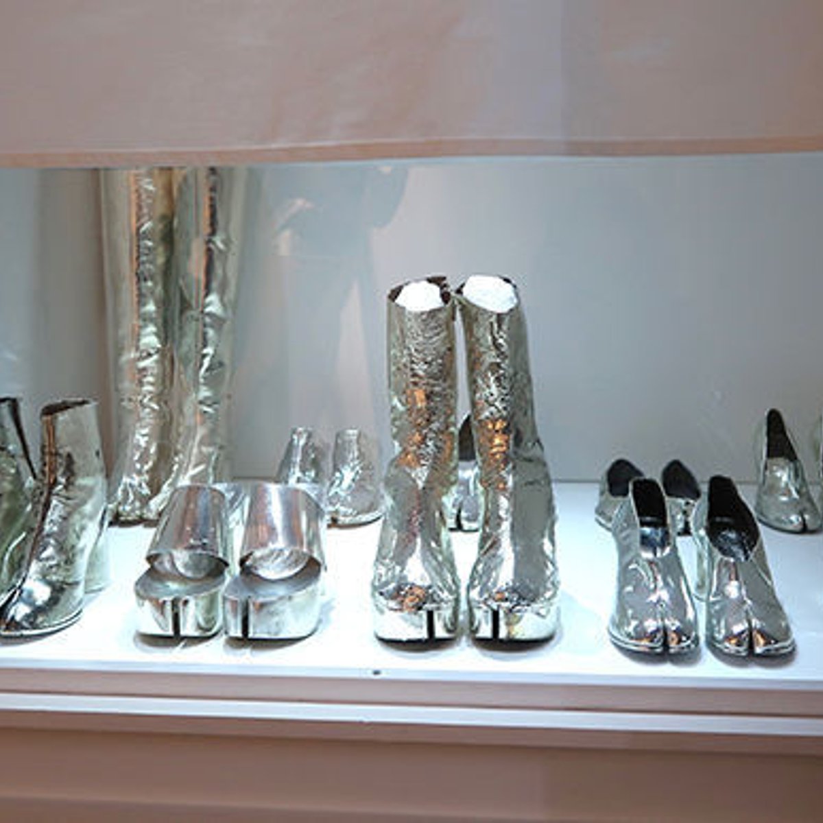 レア Margiela マルジェラ パリ回顧展会場限定 ポストカード 足袋 トピックスとファンの部屋。 | madameFIGARO.jp（フィガロジャポン）