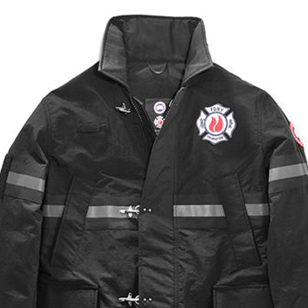 NY消防士を讃えた、カナダグースの特製コート。