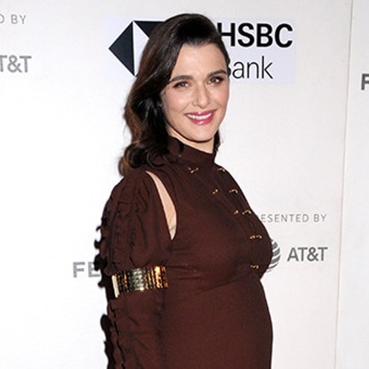 妊娠中のレイチェル・ワイズ、レッドカーペットに堂々登場。