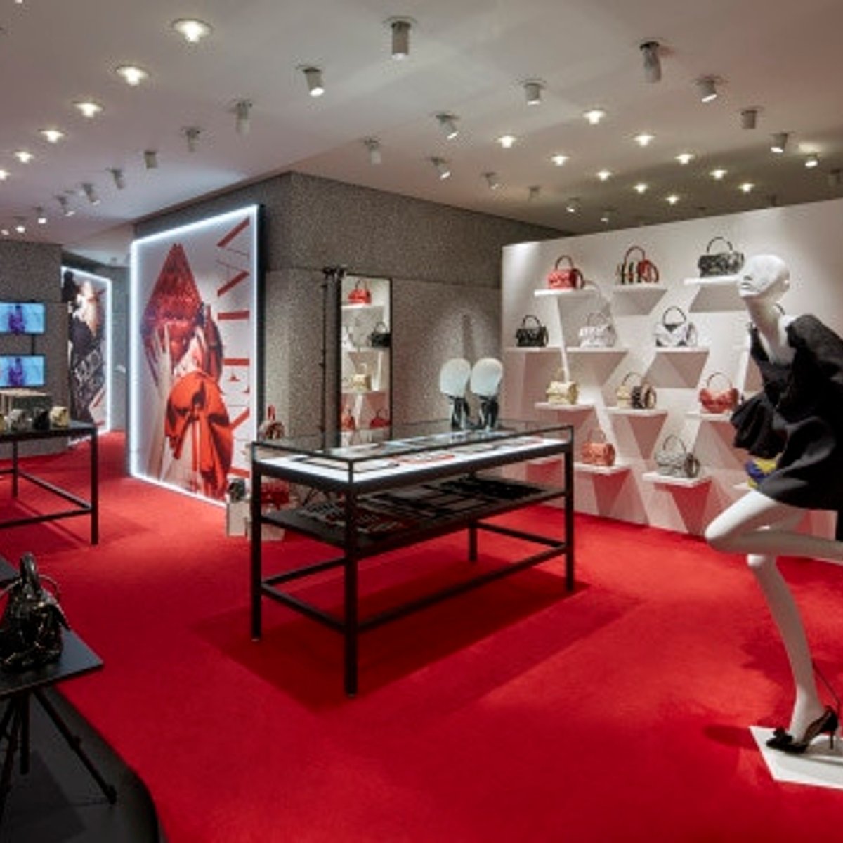 ヴァレンティノGINZA SIXで新作「キャンディスタッズ」をお披露目中