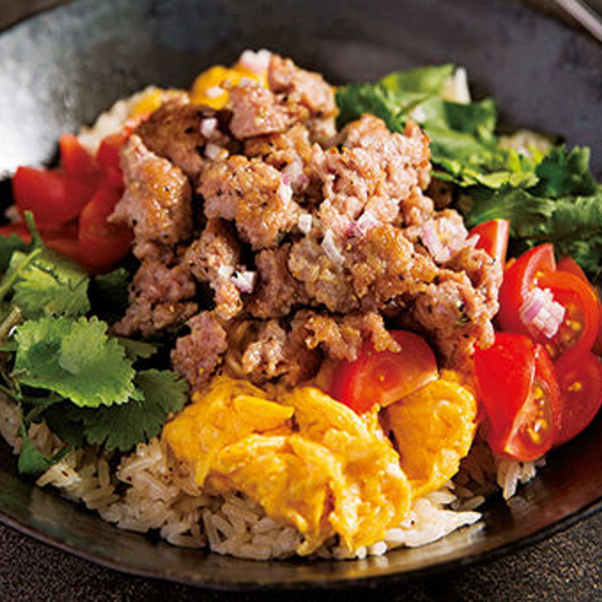 浅草下町のカウンターで、遊びが利いた料理を嗜む。