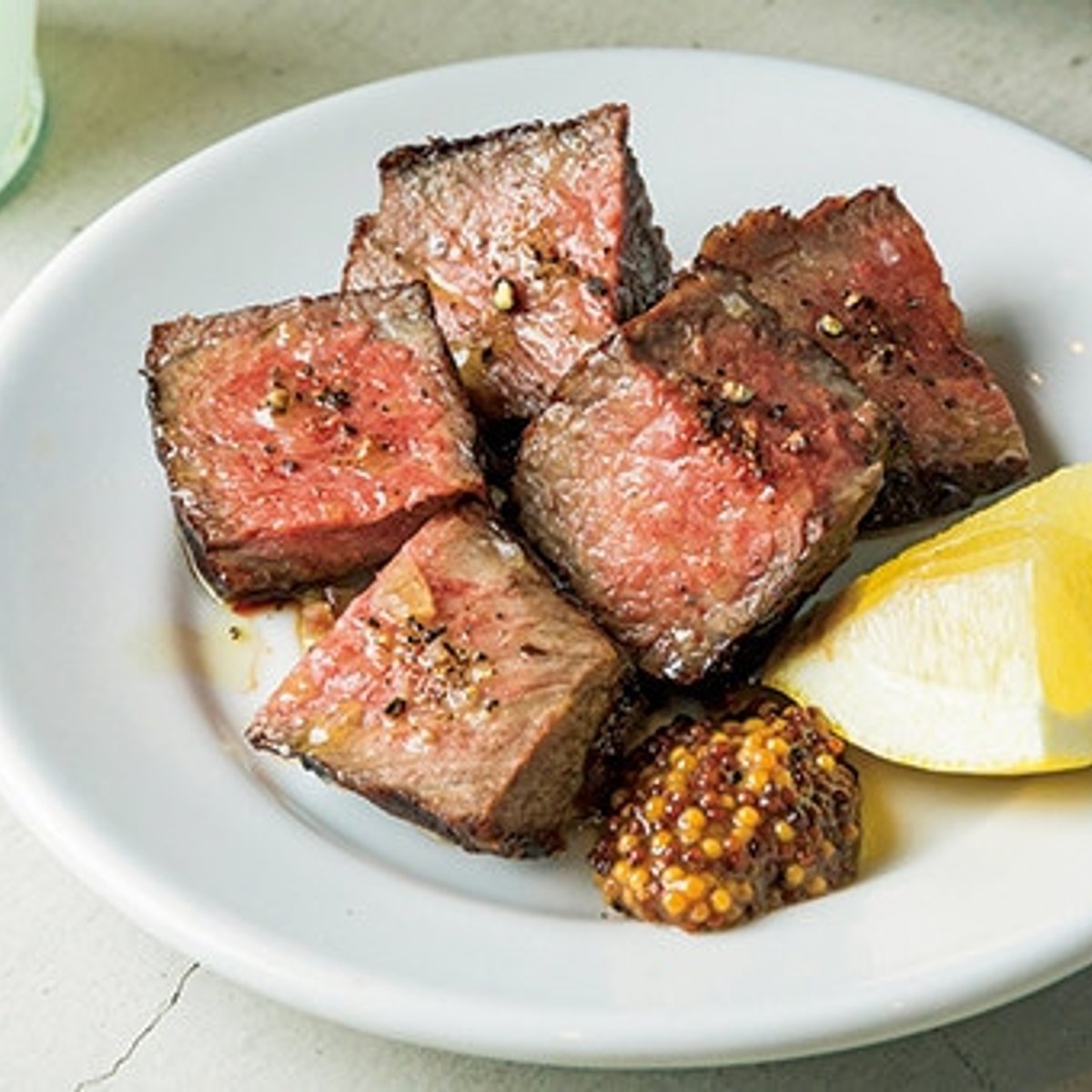 おいしさの秘密は、炭と薪の二刀流にあり。