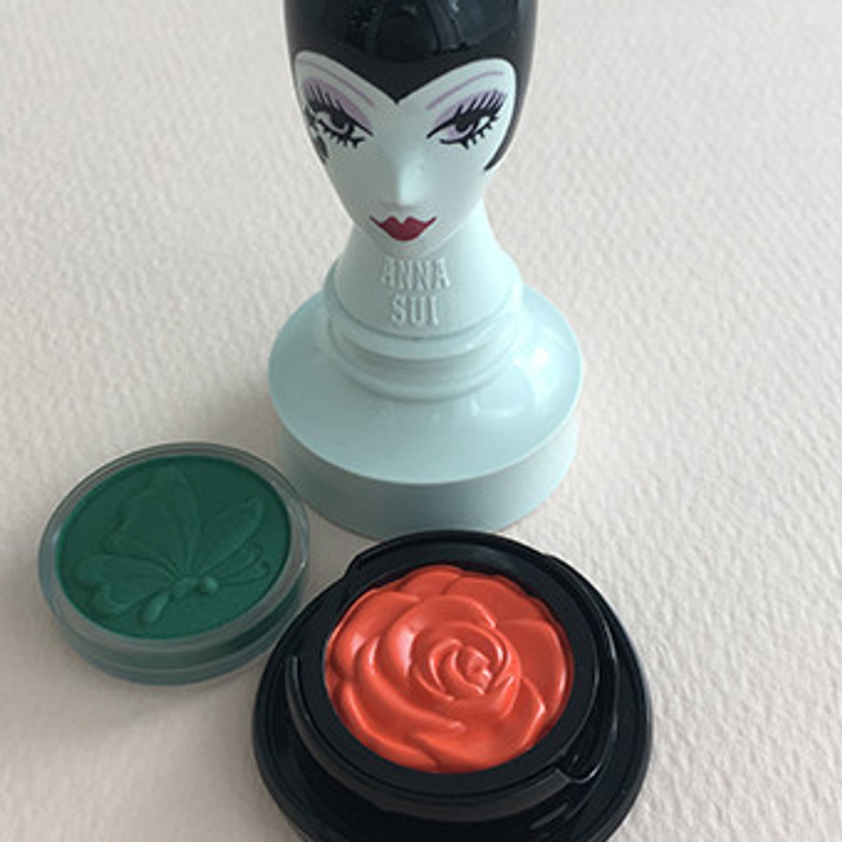 アナ スイらしい色をアニバーサリーなケースに詰めて。