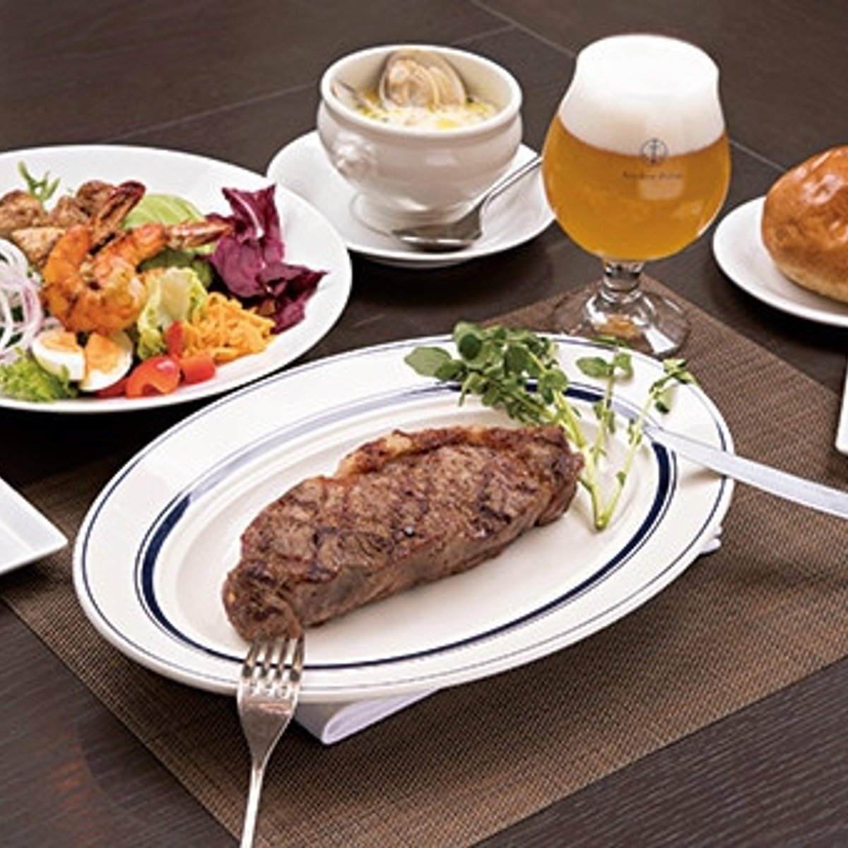 永田町の解放感ある空間で極上のブラックアンガスを。