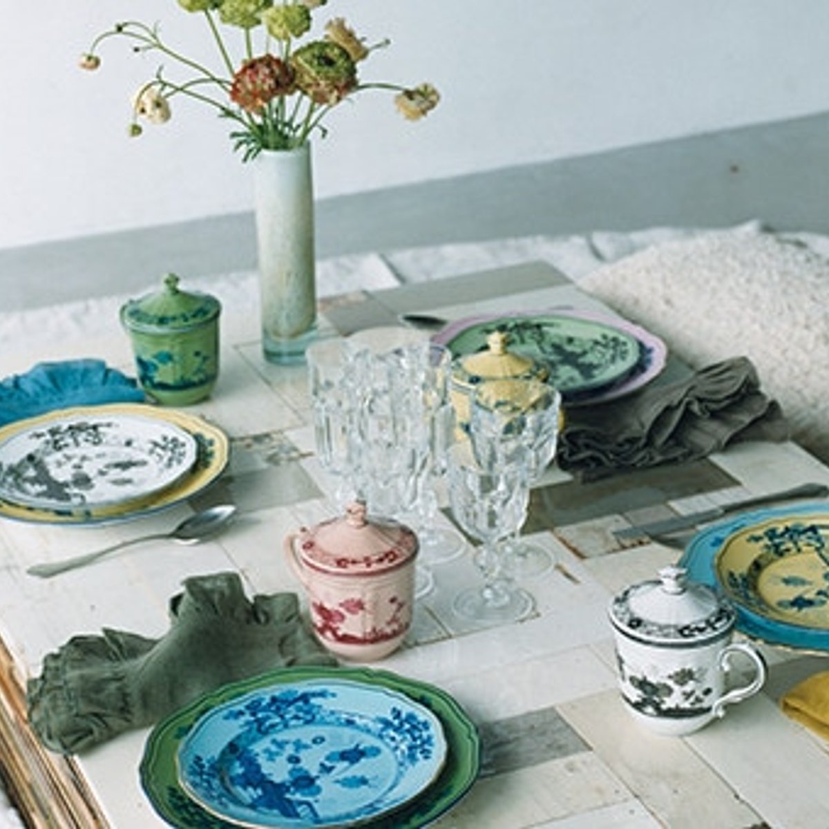 ローテーブルをフォーマルに楽しむテクニック。